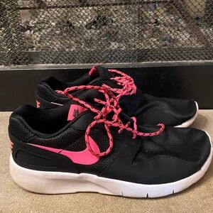 Nike Tajun GS Sneakers 705492-001 6.5Y / women’s 8.0 black and hot pink nice